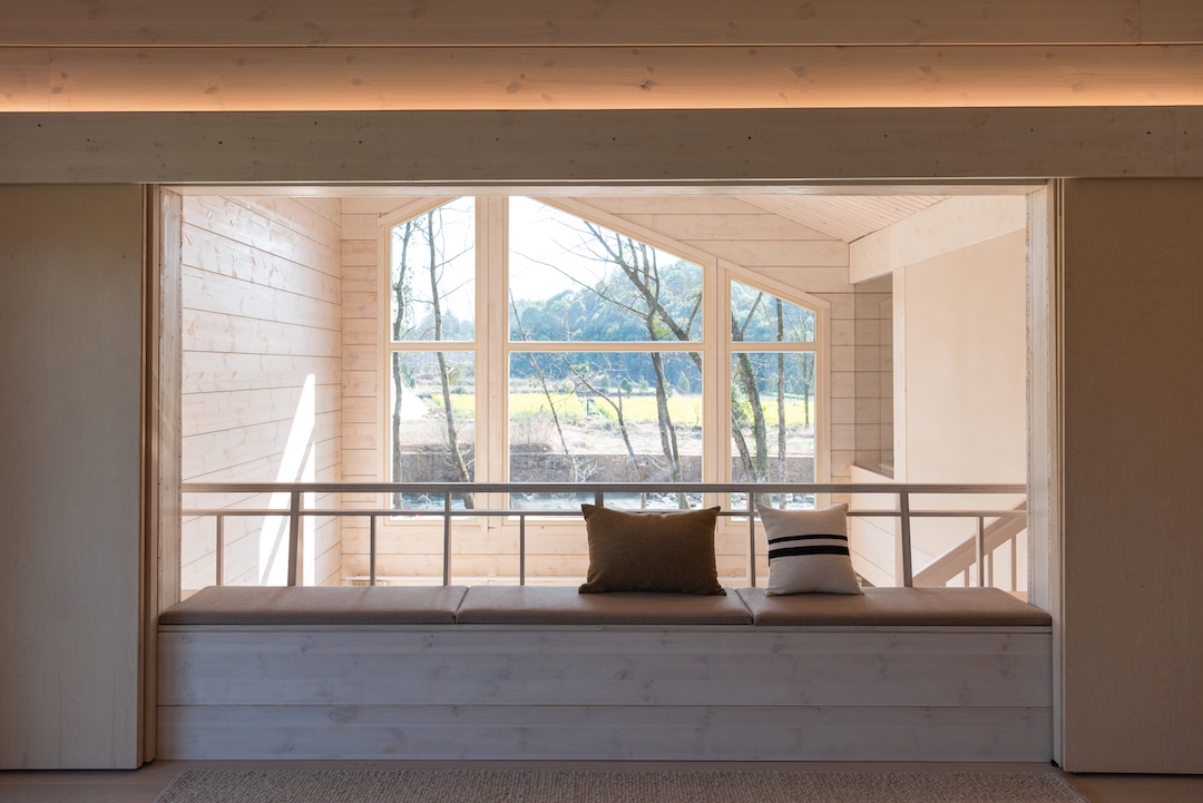 Glulam Log House-Master Bedroom View to the Atrium © Shiyun Qian.jpg